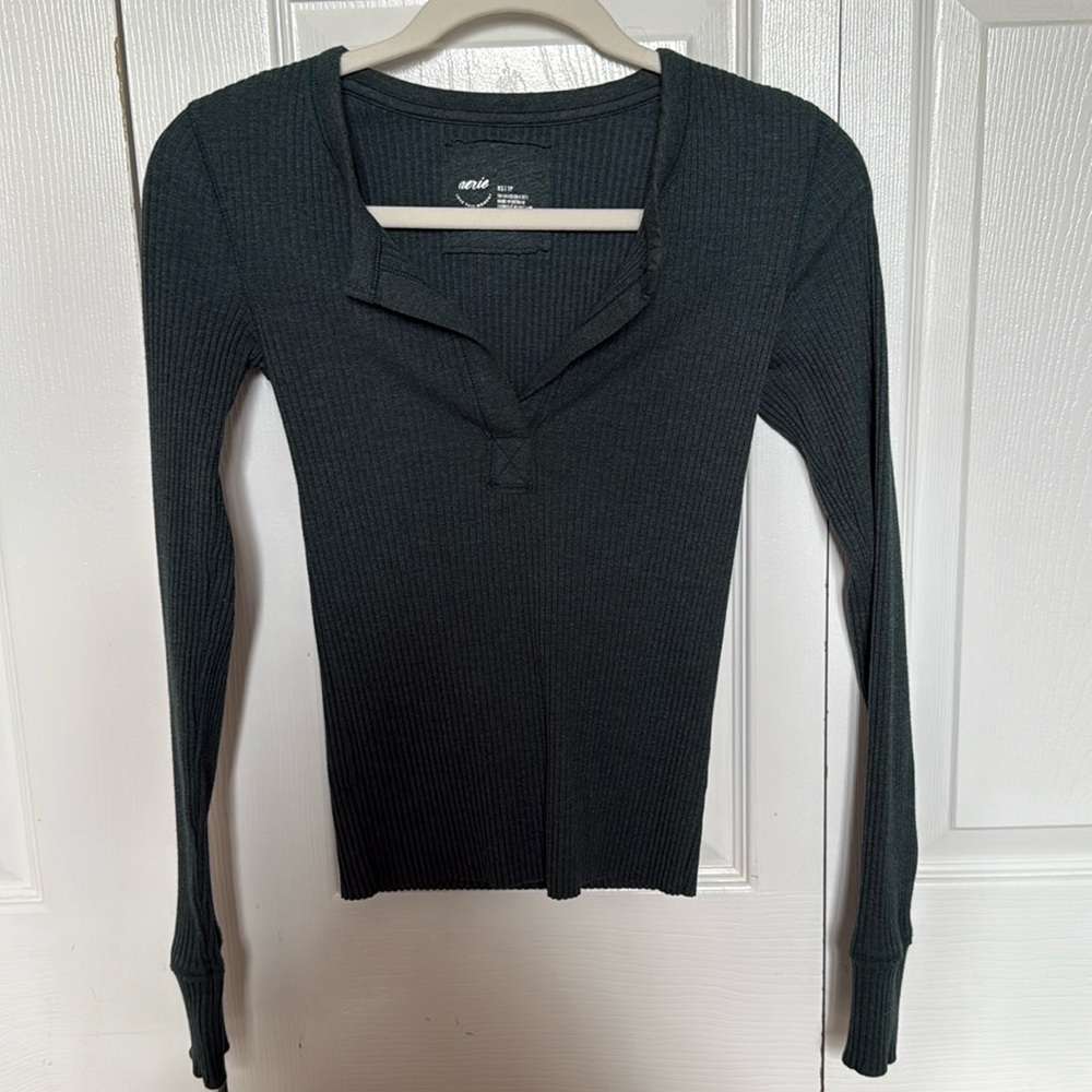 Aerie Long Sleeve Vneck size:XS Color:dark green